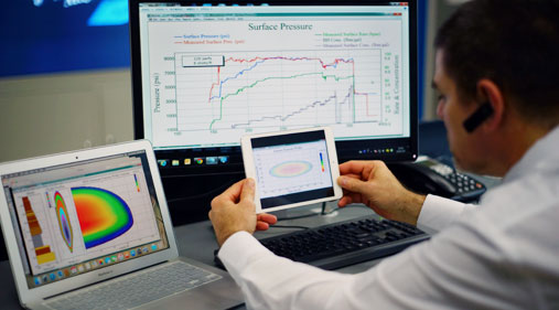 依托于信息化技术，针对采购、销售、报价、合同、研发、财务、物流等环节，建立自动化筛查及控制流程，识别和控制贸易合规风险。